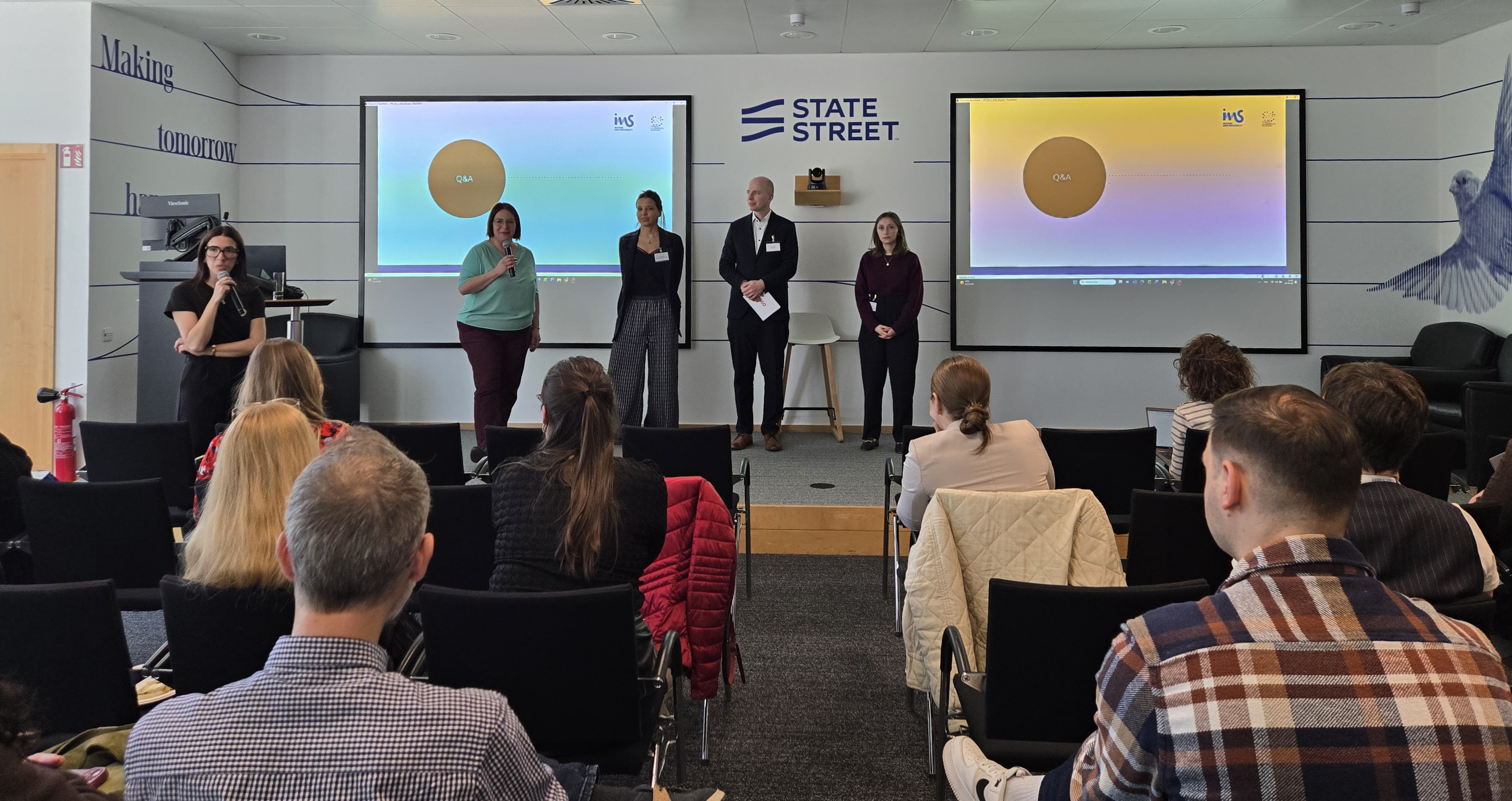 Quatre intervenants répondent aux questions du public