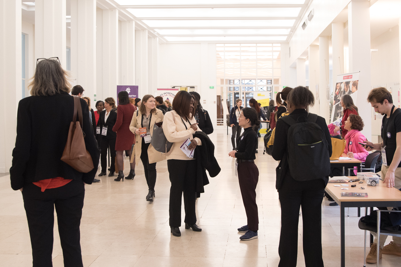 Participants dans le hall discutent