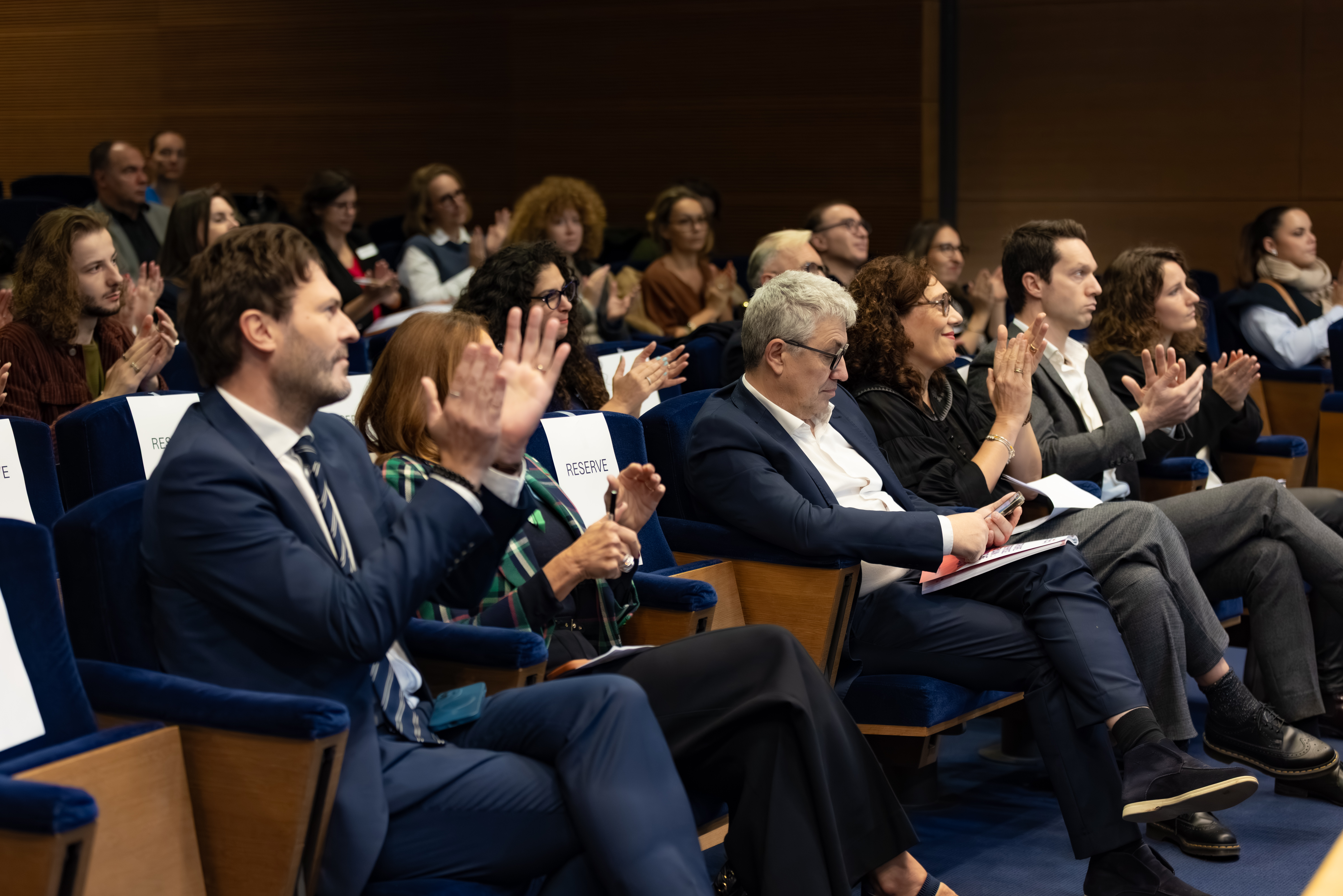Public assis et à l'écoute.