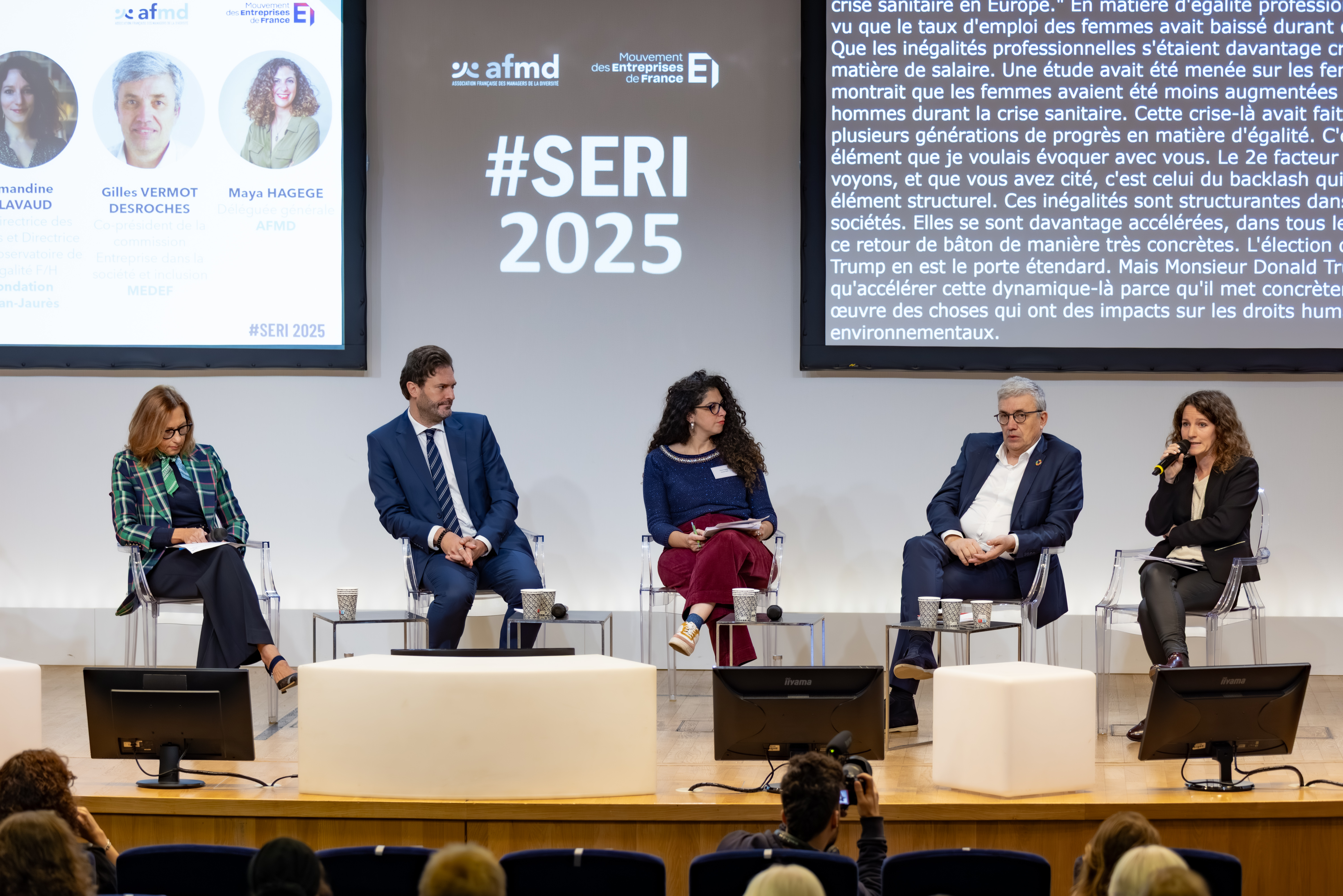Table ronde avec 5 intervenant.e.s sur scène.