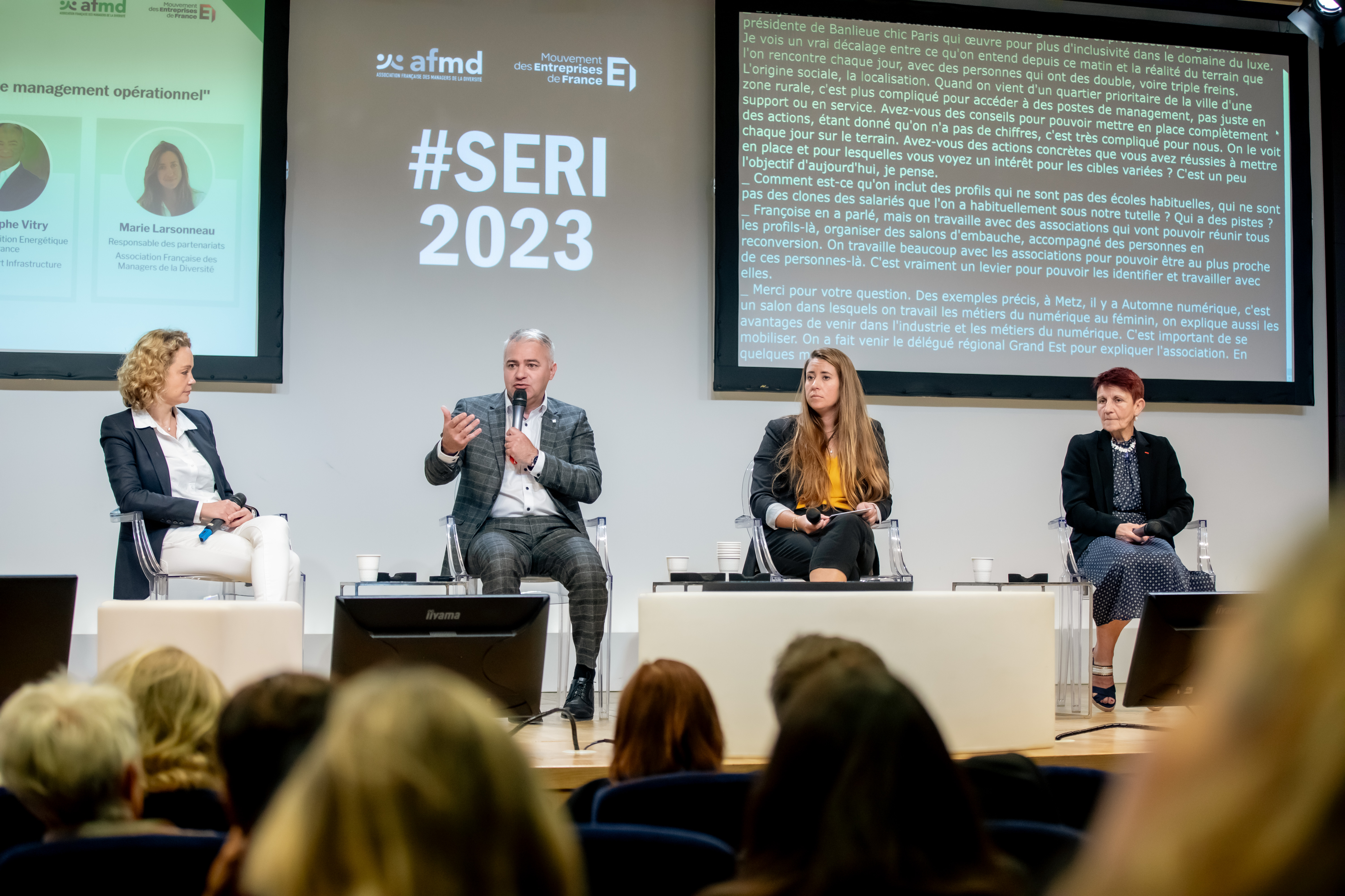 4 intervenants sur la scène prennent la parole