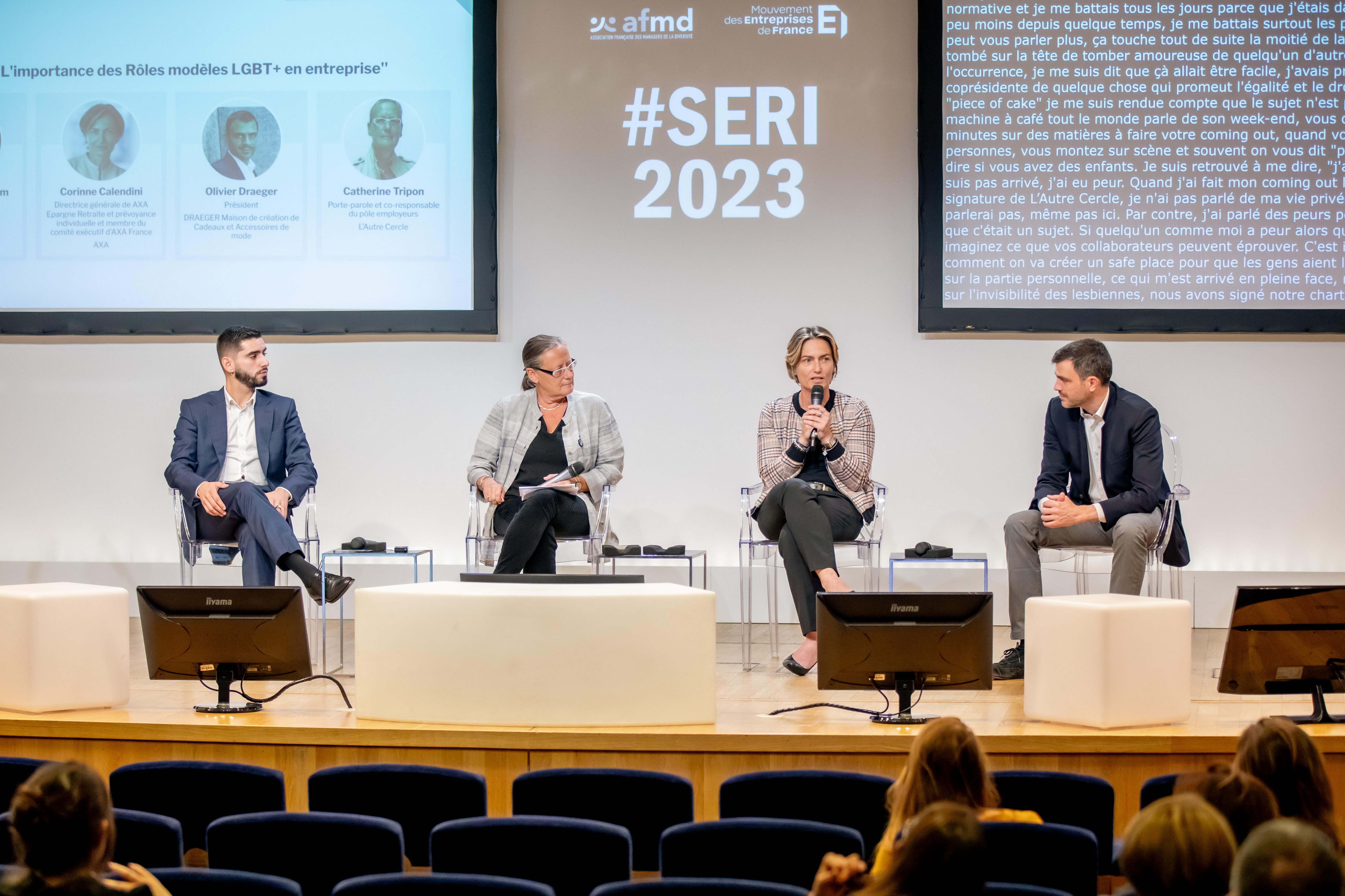 4 intervenants autour d'une table ronde échangent