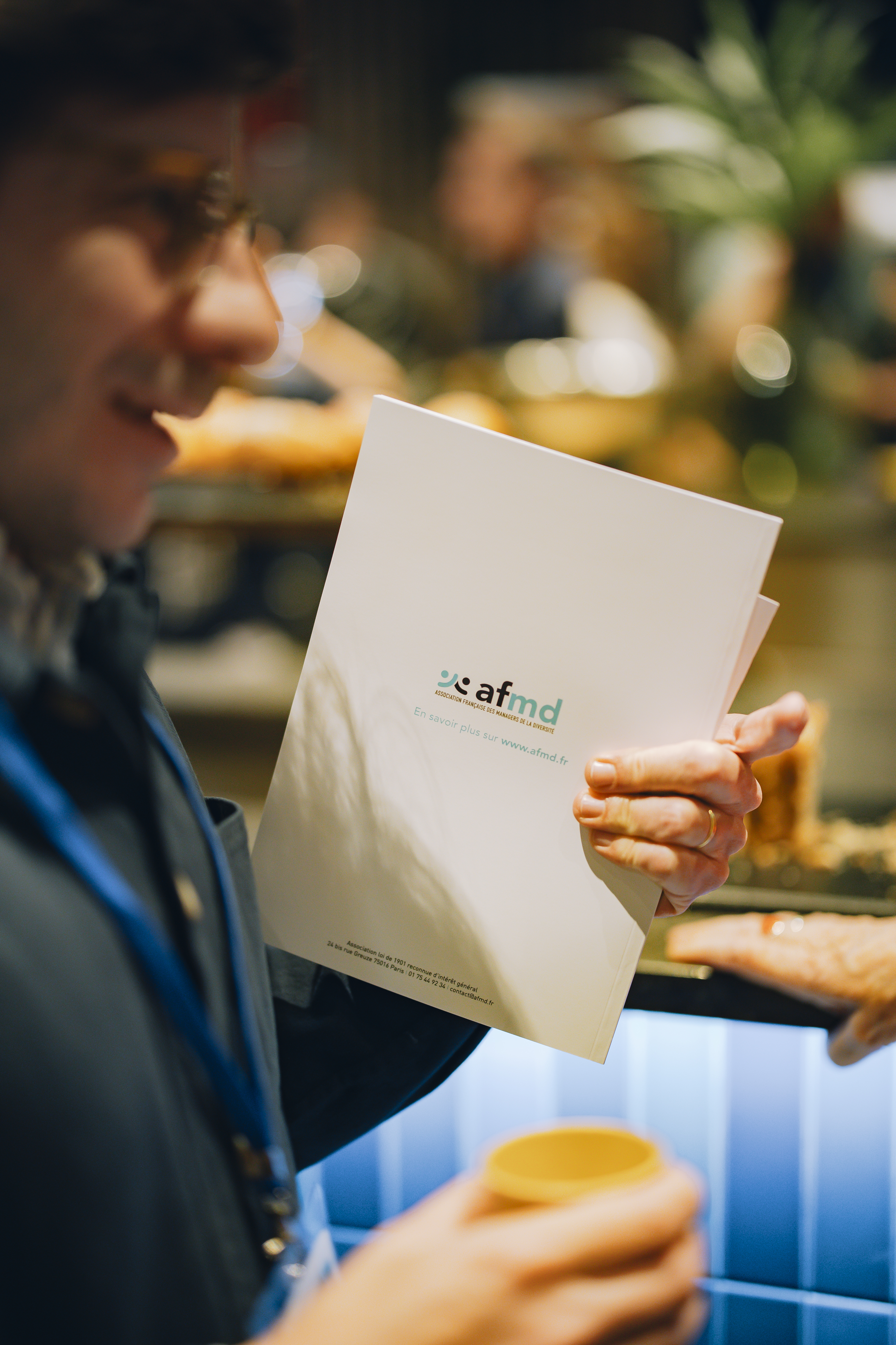une participante se saisie du rapport de l'AFMD