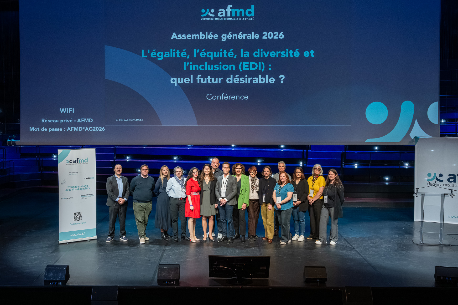 Photo de groupe des membres du conseil d'administration sur scène