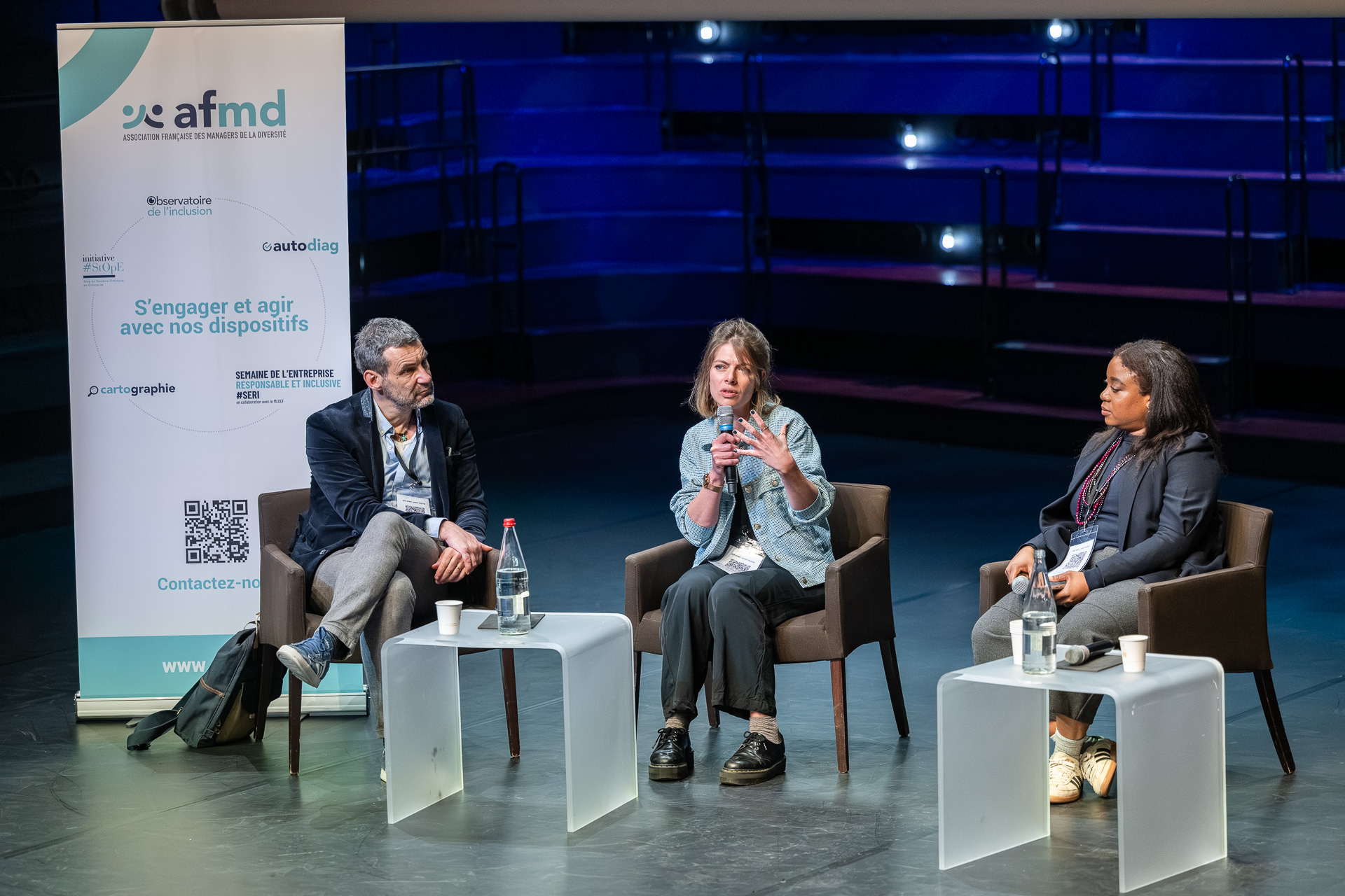 Patrice Adam, Gaëlle Marinthe et Nathalie Poll-Gouater sur scène en train de prendre la parole