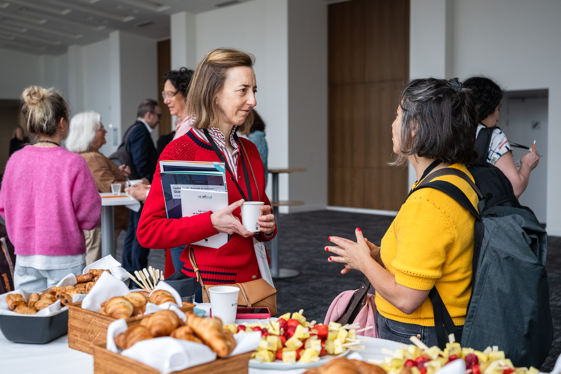 Deux personnes discutent lors du café networking