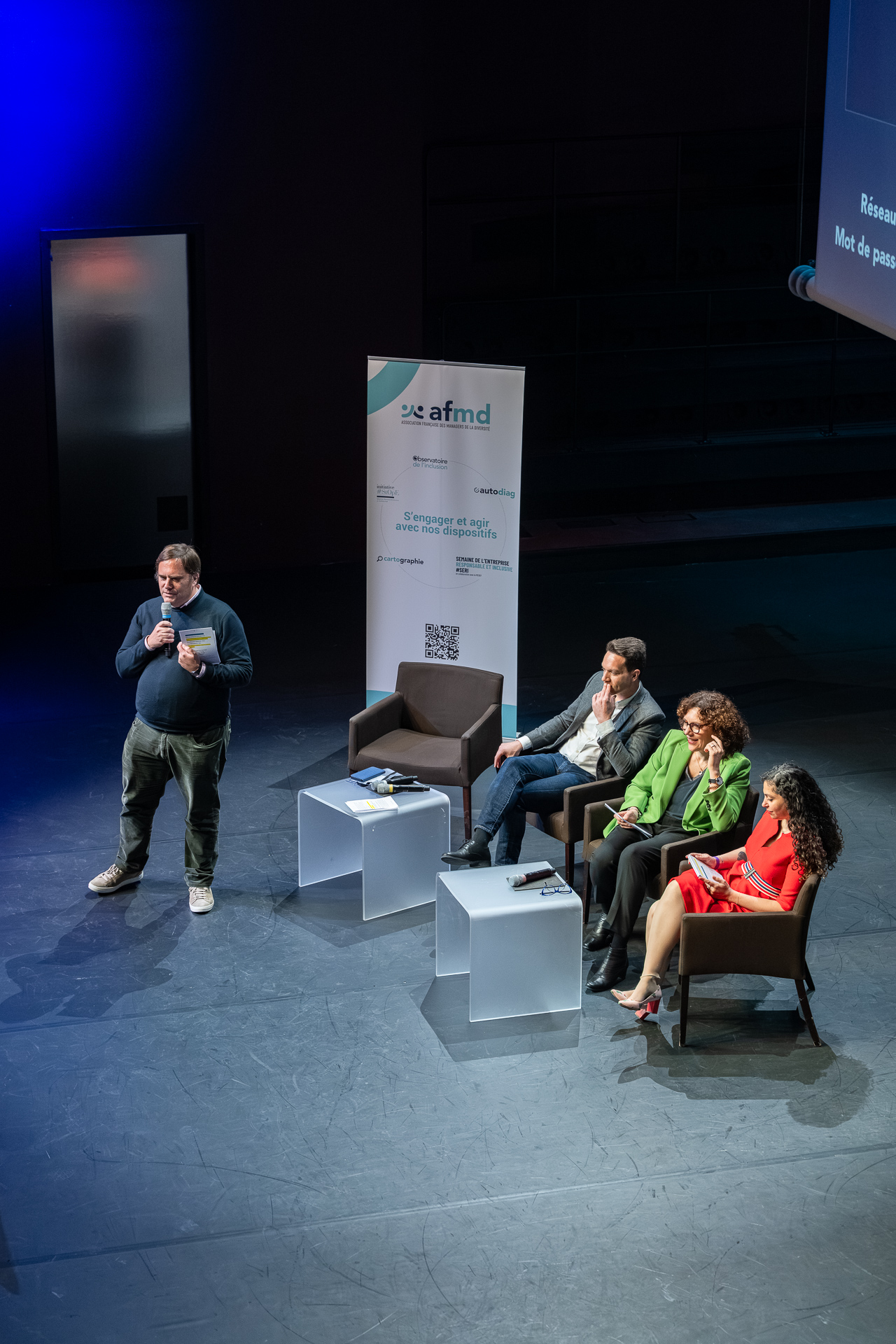 Les membres du bureau sur scène en train de prendre la parole