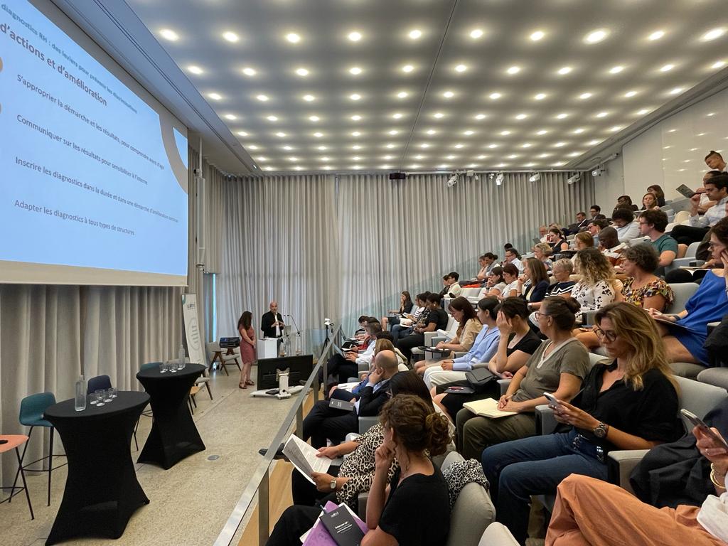 Personnes dans l'audience assistant à la conférence