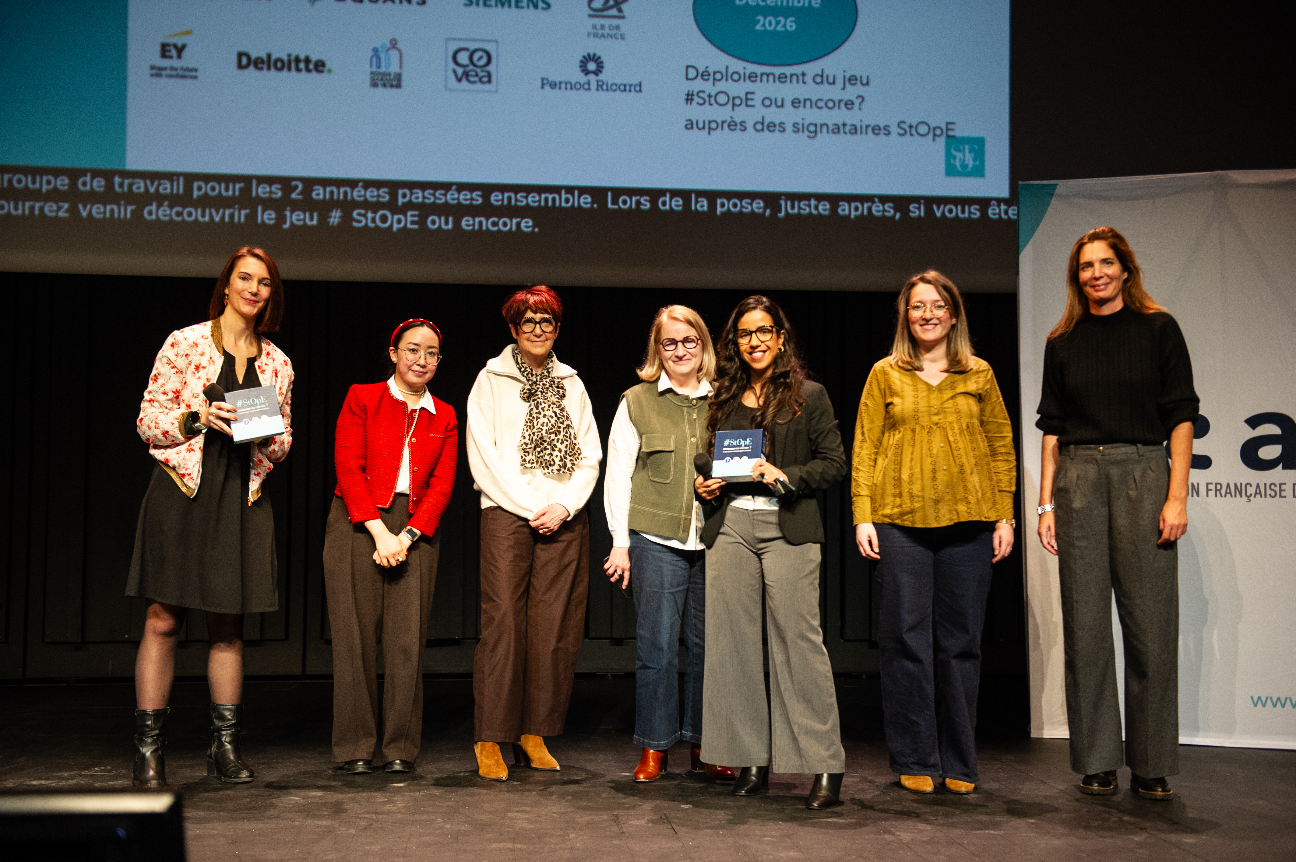 Photo des représentantes des organisations qui ont participé à la création du jeu de cartes, tenant le jeu