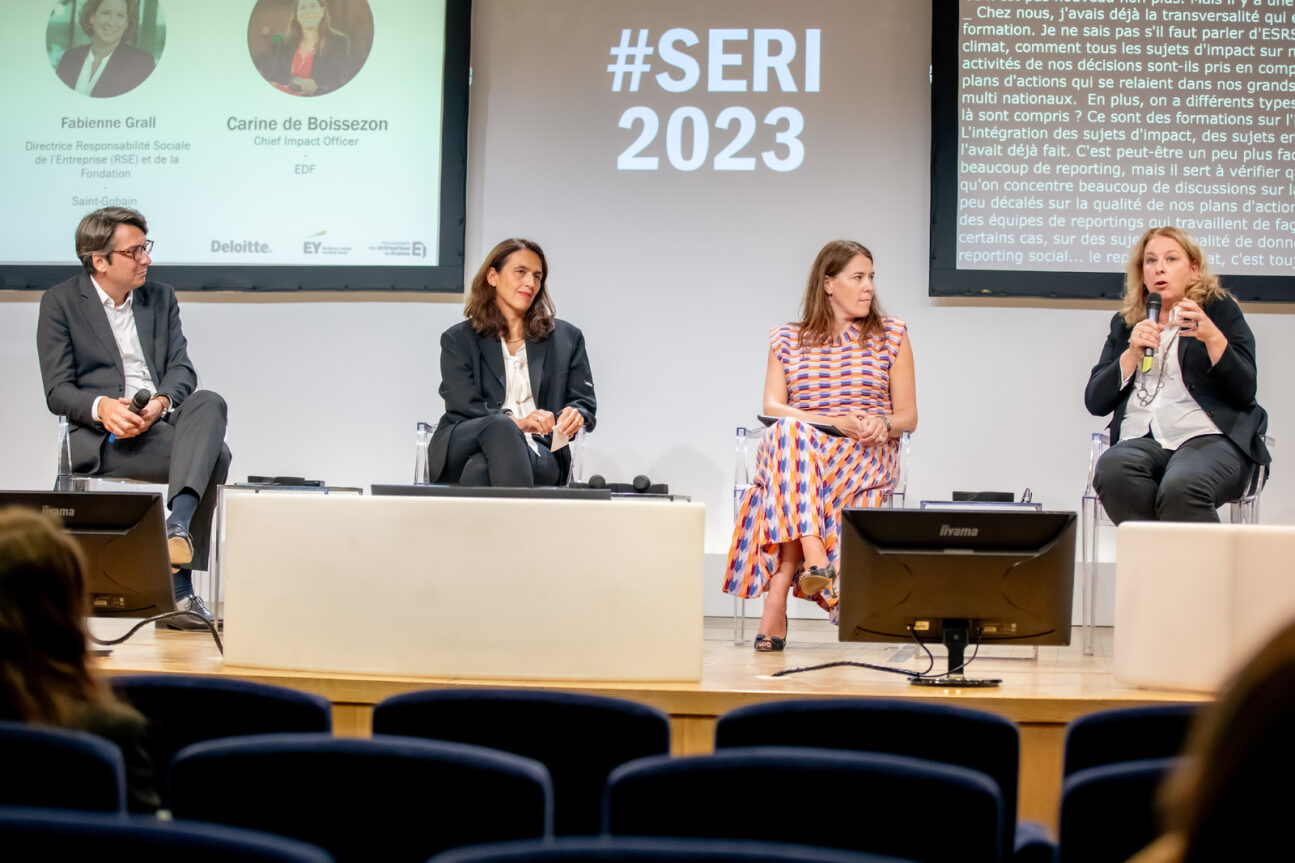 Quatre personnes sont installées sur une scène de conférence pour une table-ronde : Julien Rivals, Laurence Barrère, Carine de Boissezon, Fabienne Grall