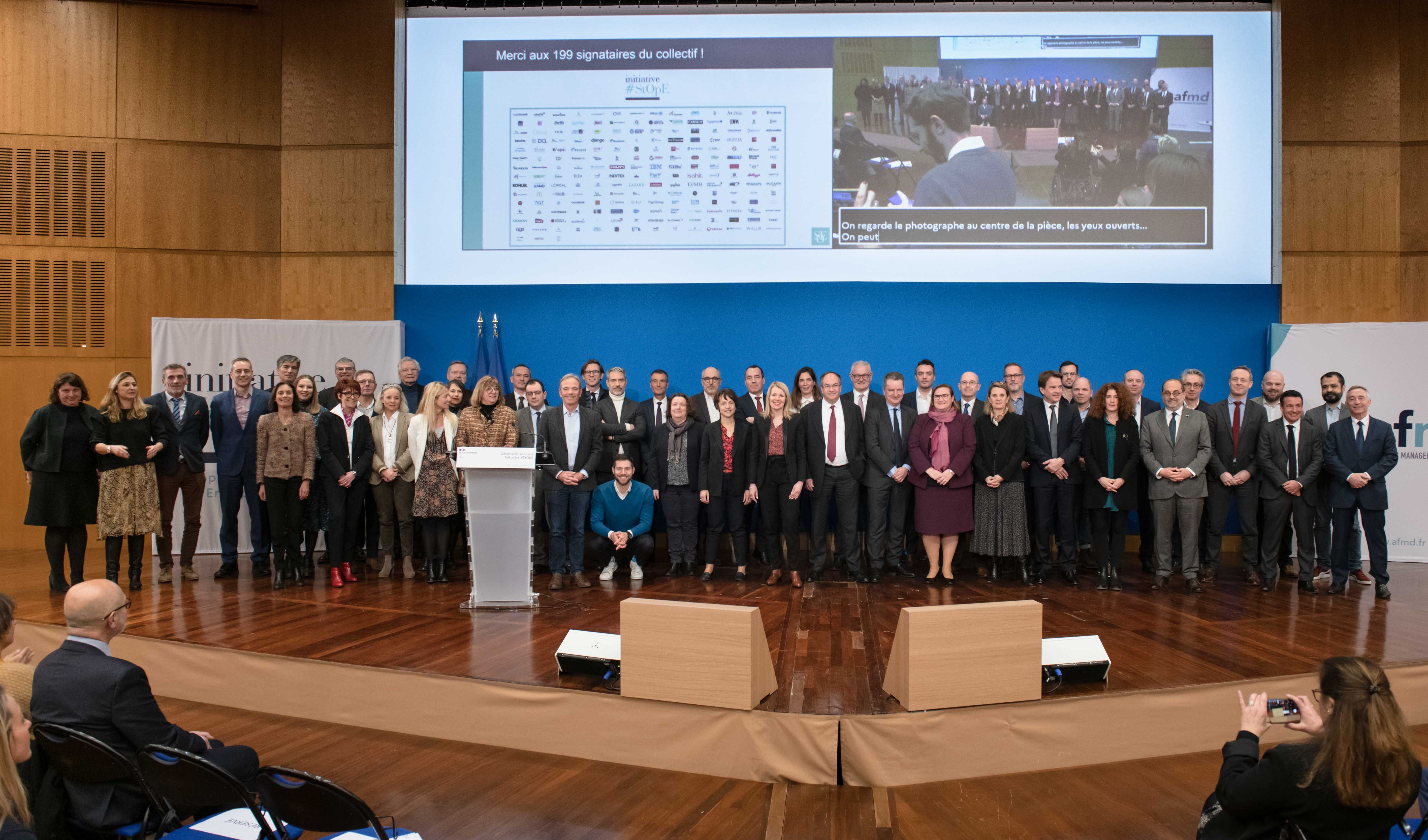Photo de groupe des représentants et représentantes des 48 nouvelles organisations signataires